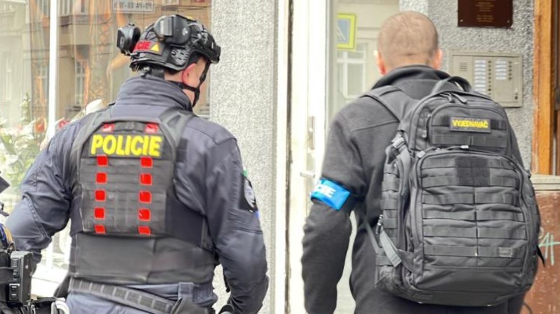 Muž v pražských Dejvicích vyhrožoval v okně sebevraždou